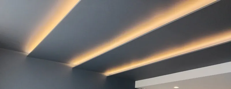 Таван с LED осветление по ръбовете