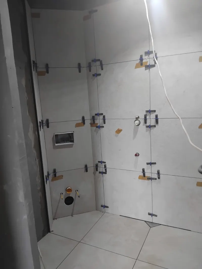 Плочки в баня по време на работа